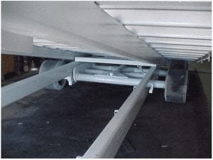 Undercarriage of roof can trailer with raised deck
